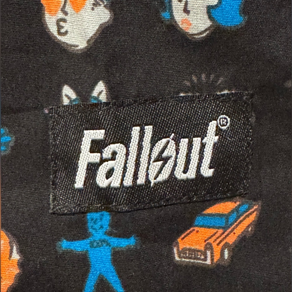 (SOLD) Bethesda Men’s Fallout Button Up NWOT - Picture 4 of 4